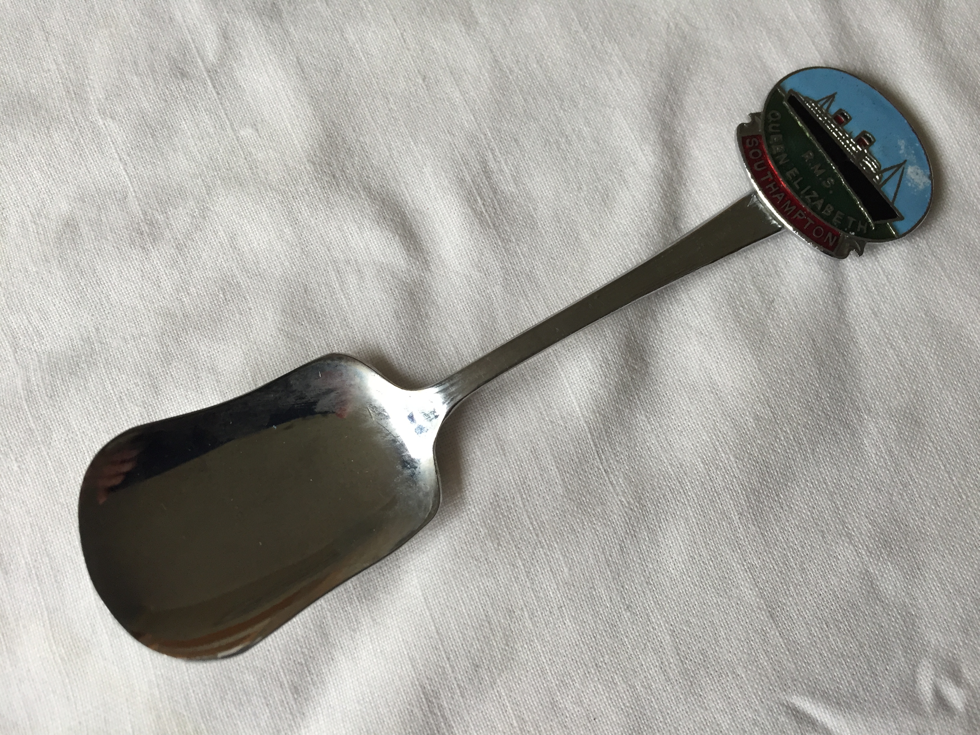 SOUVENIR SPOON FROM THE VESSEL RMS QUEEN ELIZABETH